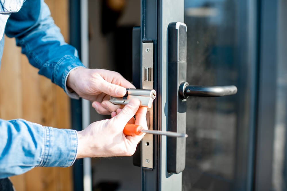 come riparare una porta blindata